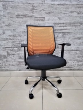 Кресло Barneo K-138 для персонала (черная ткань оранжевая сетка) в Нижнем Тагиле - nizhniy-tagil.ok-mebel.com | фото
